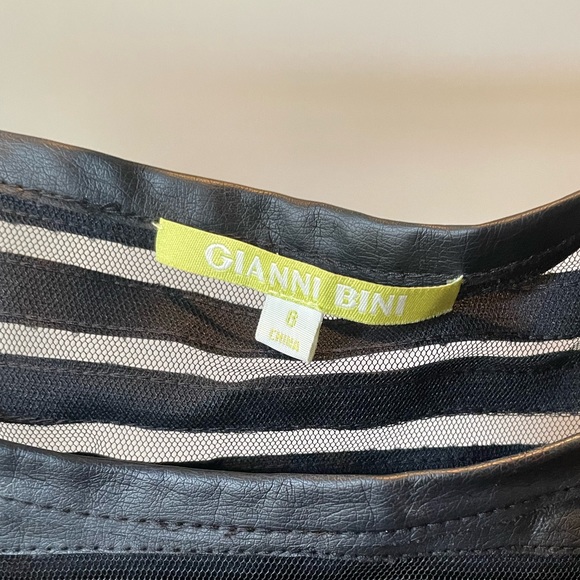 Black sleeveless dress. Falls above the knee on me (5’7) - Picture 3 of 3